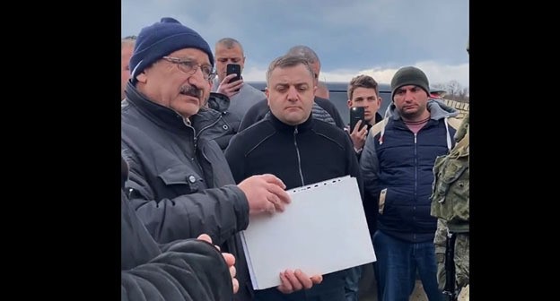 Жители Нагорного Карабаха передали представителю контингента российских миротворческих сил письмо. Скриншот видео https://www.facebook.com/100006477026027/videos/3398124473746753/ Жители Нагорного Карабаха передали представителю контингента российских миротворческих сил письмо. Скриншот видео https://www.facebook.com/100006477026027/videos/3398124473746753/