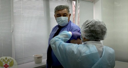 Вакцинация. Фото пресс-службы минздрава Калмыкии http://minzdrav.kalmregion.ru/novosti/v-kalmykii-prodolzhaetsya-vaktsinatsiya-naseleniya-ot-novoy-koronavirusnoy-infektsii/?CATALOG_ID=357 Вакцинация. Фото пресс-службы минздрава Калмыкии http://minzdrav.kalmregion.ru/novosti/v-kalmykii-prodolzhaetsya-vaktsinatsiya-naseleniya-ot-novoy-koronavirusnoy-infektsii/?CATALOG_ID=357