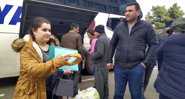 Жители Нагорного Карабаха вернулись из Армении на бесплатных автобусах из Еревана. Степанакерт. Январь 2021 год. Фото Алвард Григорян для "Кавказского узла" Жители Нагорного Карабаха вернулись из Армении на бесплатных автобусах из Еревана. Степанакерт. Январь 2021 год. Фото Алвард Григорян для "Кавказского узла"