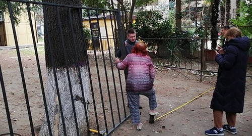 Жители обнаружили возведенный ночью железный забор. Фото Светланы Кравченко для "Кавказского узла" Жители обнаружили возведенный ночью железный забор. Фото Светланы Кравченко для "Кавказского узла"