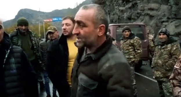 Жители Сюникской области перекрыли дорогу оппозиции. Фото: скриншот видео "News.am" https://news.am/rus/news/619487.html Жители Сюникской области перекрыли дорогу оппозиции. Фото: скриншот видео "News.am" https://news.am/rus/news/619487.html