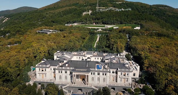 Дворец Путина на Кубани. Фото: скриншот видео "Алексей Навальный"
https://www.youtube.com/watch?v=ipAnwilMncI Дворец Путина на Кубани. Фото: скриншот видео "Алексей Навальный"
https://www.youtube.com/watch?v=ipAnwilMncI