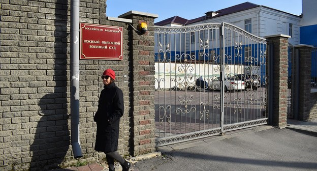 Прохожая у Южного окружного военного суда. Фото Константина Волгина для "Кавказского узла"
Прохожая у Южного окружного военного суда. Фото Константина Волгина для "Кавказского узла"