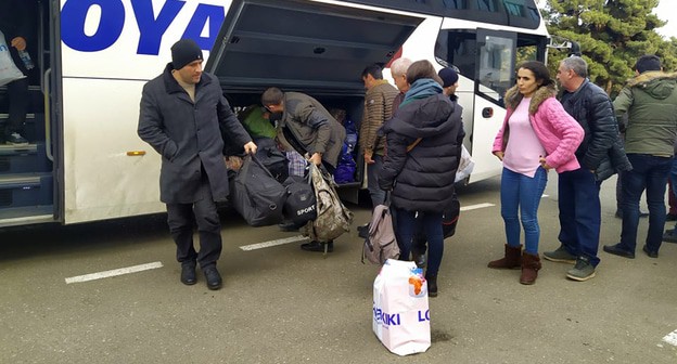 Жители Нагорного Карабаха вернулись из Армении на бесплатных автобусах из Еревана. Степанакерт. Январь 2021 года. Фото Алвард Григорян для "Кавказского узла" Жители Нагорного Карабаха вернулись из Армении на бесплатных автобусах из Еревана. Степанакерт. Январь 2021 года. Фото Алвард Григорян для "Кавказского узла"