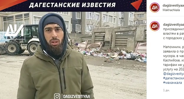 Доброволец из числа местных жителей помогает администрации в работе по вывозу мусора. Скриншот сообщения https://www.instagram.com/p/CKPLJ8Zi0Ke/ Доброволец из числа местных жителей помогает администрации в работе по вывозу мусора. Скриншот сообщения https://www.instagram.com/p/CKPLJ8Zi0Ke/