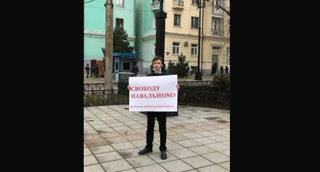 Акция в поддержку Алексея Навального. Махачкала, 20 января 2021 г. Фото: Кадира Исаева ОВД-Инфо https://ovdinfo.org/ Акция в поддержку Алексея Навального. Махачкала, 20 января 2021 г. Фото: Кадира Исаева ОВД-Инфо https://ovdinfo.org/