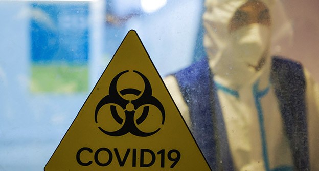 Предупреждающий надпись "COVID-19". Фото: REUTERS/Maxim Shemetov Предупреждающий надпись "COVID-19". Фото: REUTERS/Maxim Shemetov