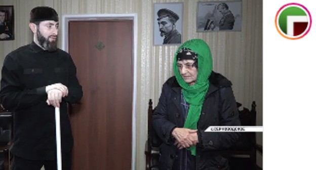 Богослов Адам Эльжуркаев отчитывает 80-летнюю жительницу станицы Ассиновской за многолетнее занятие колдовством. Чкриншот сообщения https://www.instagram.com/p/CKUIYufJ0IC/ Богослов Адам Эльжуркаев отчитывает 80-летнюю жительницу станицы Ассиновской за многолетнее занятие колдовством. Чкриншот сообщения https://www.instagram.com/p/CKUIYufJ0IC/