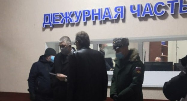 Евгений Кочегин подписывает предостережение в отделе полиции №4. Фото Федора Куницкого Евгений Кочегин подписывает предостережение в отделе полиции №4. Фото Федора Куницкого