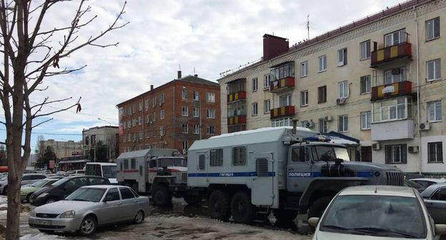 Автозаки в Краснодаре 23 января 2021 года. Фото Дмитрия Пославского, Юга.ру Автозаки в Краснодаре 23 января 2021 года. Фото Дмитрия Пославского, Юга.ру