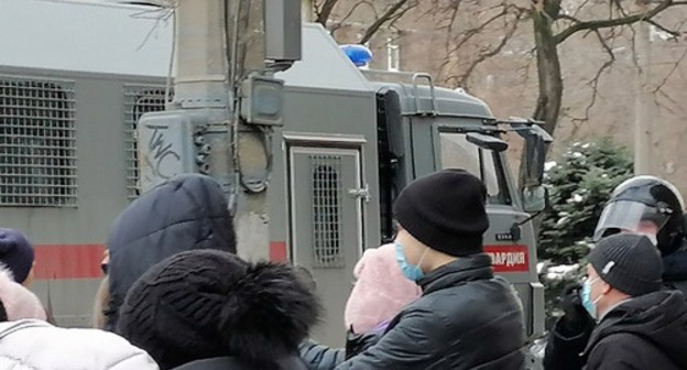 Участники акции протеста возле автозака. Волгоград, 23 января 2021 года. Фото Татьяны Филимоновой для "Кавказского узла" Участники акции протеста возле автозака. Волгоград, 23 января 2021 года. Фото Татьяны Филимоновой для "Кавказского узла"