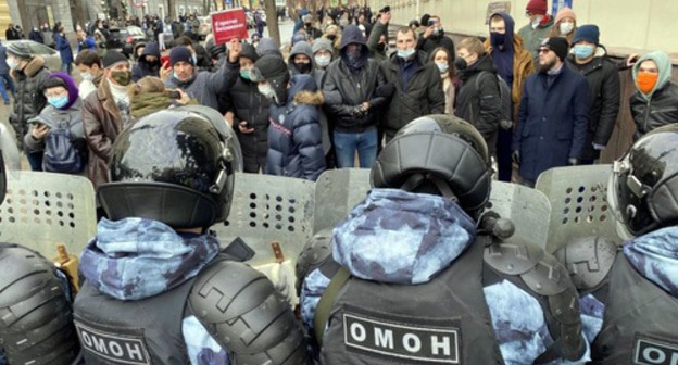 ОМОН преграждает дорогу протестующим в Волгограде. 23 января 2021 года. Фото: Алексей Волхонский, V1 ОМОН преграждает дорогу протестующим в Волгограде. 23 января 2021 года. Фото: Алексей Волхонский, V1