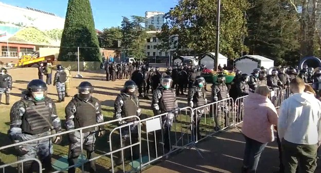 Митинг в поддержку Навального в Сочи 23 января 2021 года. Кадр видео https://www.youtube.com/watch?v=pRPh2AEv4x0&feature=emb_logo Митинг в поддержку Навального в Сочи 23 января 2021 года. Кадр видео https://www.youtube.com/watch?v=pRPh2AEv4x0&feature=emb_logo