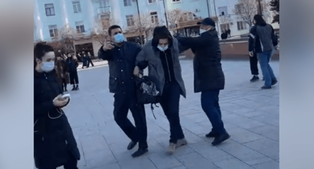 Задержание на площади в Махачкале 23 января 2021 года. Стоп-кадр видео https://t.me/chernovik/19837 Задержание на площади в Махачкале 23 января 2021 года. Стоп-кадр видео https://t.me/chernovik/19837