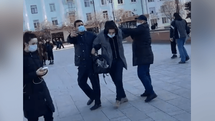 Задержание на площади в Махачкале 23 января 2021 года. Стоп-кадр видео https://t.me/chernovik/19837