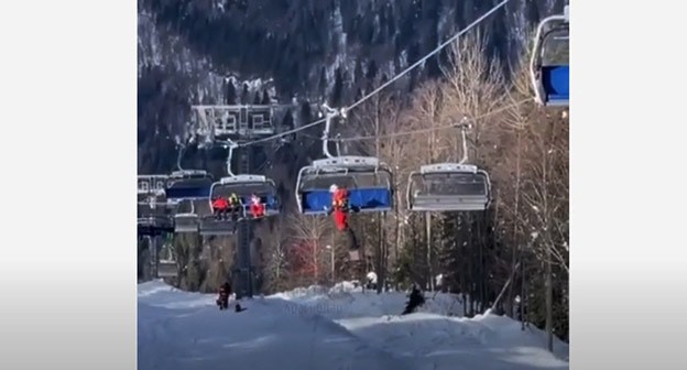 Эвакуация туристов с канатной дороги в Сочи. Фото: скриншот видео "
Южные дела" https://www.youtube.com/watch?v=zR3WFBHuA34&feature=emb_logo Эвакуация туристов с канатной дороги в Сочи. Фото: скриншот видео "
Южные дела" https://www.youtube.com/watch?v=zR3WFBHuA34&feature=emb_logo