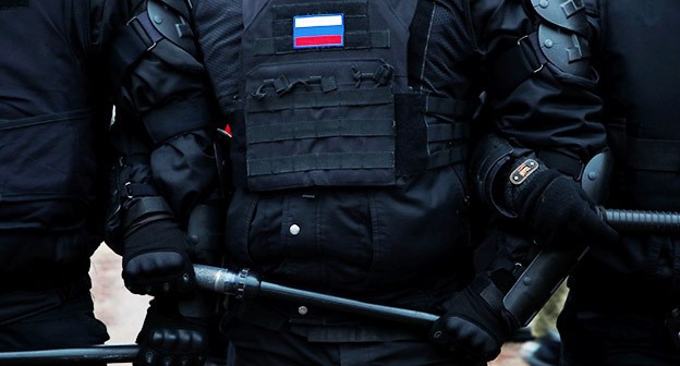 Сотрудники правоохранительных органов. Фото: REUTERS/Anton Vaganov Сотрудники правоохранительных органов. Фото: REUTERS/Anton Vaganov