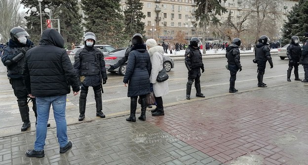 Полицейские у пешеходного перехода в Волгограде. Фото Татьяны Филимоновой для "Кавказского узла" Полицейские у пешеходного перехода в Волгограде. Фото Татьяны Филимоновой для "Кавказского узла"