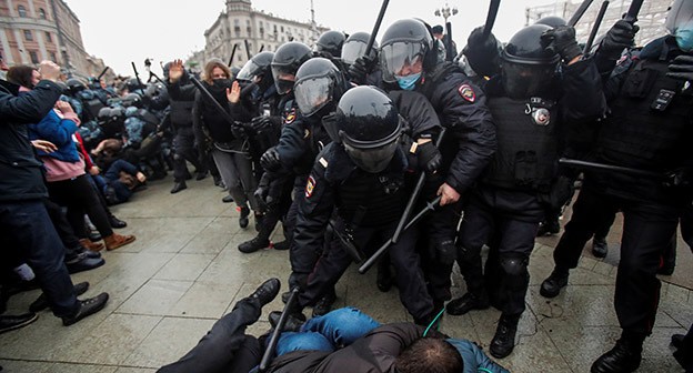 Сотрудники силовых структур во время акции протеста в Москве. 23 января 2021 г. Фото: REUTERS/Maxim Shemetov Сотрудники силовых структур во время акции протеста в Москве. 23 января 2021 г. Фото: REUTERS/Maxim Shemetov