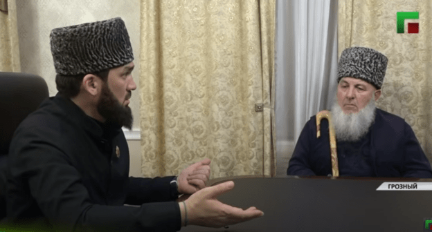 Магомед Даудов на встрече с представителями общественности из Дагестана. Кадр репортажа ЧГТРК "Грозный" о возвращении подростка в Дербент https://www.youtube.com/channel/UC3FPh5_CUUx99KCqDE09kWQ Магомед Даудов на встрече с представителями общественности из Дагестана. Кадр репортажа ЧГТРК "Грозный" о возвращении подростка в Дербент https://www.youtube.com/channel/UC3FPh5_CUUx99KCqDE09kWQ