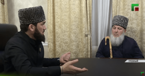 Магомед Даудов на встрече с представителями общественности из Дагестана. Кадр репортажа ЧГТРК "Грозный" о возвращении подростка в Дербент https://www.youtube.com/channel/UC3FPh5_CUUx99KCqDE09kWQ Магомед Даудов на встрече с представителями общественности из Дагестана. Кадр репортажа ЧГТРК "Грозный" о возвращении подростка в Дербент https://www.youtube.com/channel/UC3FPh5_CUUx99KCqDE09kWQ