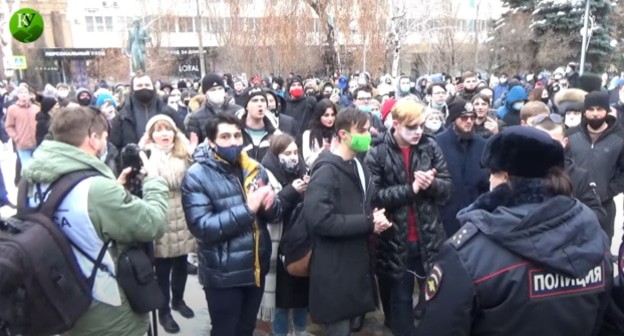 Участники протесной акции в Волгограде. Стопкадр видео "Кавказского узла" https://www.youtube.com/watch?v=XfMeDI9px24&feature=emb_logo Участники протесной акции в Волгограде. Стопкадр видео "Кавказского узла" https://www.youtube.com/watch?v=XfMeDI9px24&feature=emb_logo