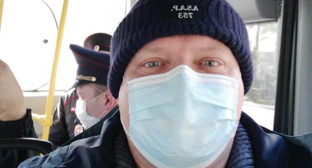 Активист Алексей Челмакин в полицейском автобусе. Фото Светланы Кравченко для "Кавказского узла" Активист Алексей Челмакин в полицейском автобусе. Фото Светланы Кравченко для "Кавказского узла"
