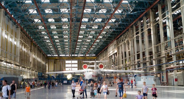 Корпус Таганрогского авиационного научно-технического комплекса имени Г. М. Бериева. Фото Alexandr Meshkov https://ru.wikipedia.org/wiki/Таганрогский_авиационный_научно-технический_комплекс_имени_Г._М._Бериева#/media/Файл:Beriev_aircraft_factory_Taganrog-1.jpg Корпус Таганрогского авиационного научно-технического комплекса имени Г. М. Бериева. Фото Alexandr Meshkov https://ru.wikipedia.org/wiki/Таганрогский_авиационный_научно-технический_комплекс_имени_Г._М._Бериева#/media/Файл:Beriev_aircraft_factory_Taganrog-1.jpg