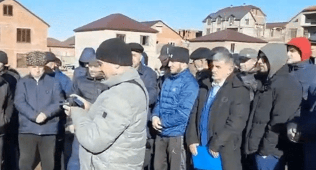 Жители Ленинкента на сходе. Кадр видео "Обращение жителей поселка Ленинкент к главе Р.Д" https://www.youtube.com/watch?v=ZBVpu6_5exw Жители Ленинкента на сходе. Кадр видео "Обращение жителей поселка Ленинкент к главе Р.Д" https://www.youtube.com/watch?v=ZBVpu6_5exw