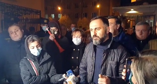 Участники акции протеста в Батуми. Стопкадр видео https://www.facebook.com/watch/live/?v=430341068170529&ref=watch_permalink Участники акции протеста в Батуми. Стопкадр видео https://www.facebook.com/watch/live/?v=430341068170529&ref=watch_permalink
