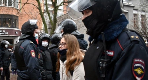 Полицейские проводят задержания на акции сторонников Навального в Ростове-на-Дону, 31 января 2021 года. Фото Константина Волгина для "Кавказского узла". Полицейские проводят задержания на акции сторонников Навального в Ростове-на-Дону, 31 января 2021 года. Фото Константина Волгина для "Кавказского узла".