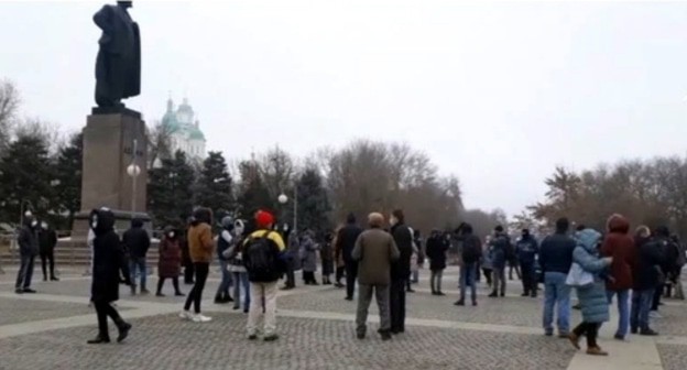 Место проведения акции сторонников Навального в Астрахани, 31 января 2021 года. Скриншот из видео телеканала "Астрахань-24". Место проведения акции сторонников Навального в Астрахани, 31 января 2021 года. Скриншот из видео телеканала "Астрахань-24".