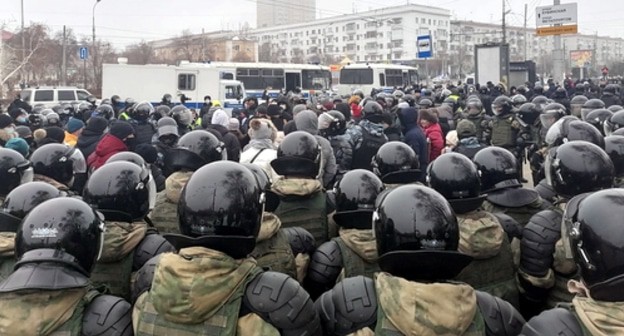 Множество силовиков на акции сторонников Навального. Волгоград, 31 января 2021 года. Фото Татьяны Филимоновой для "Кавказского узла". Множество силовиков на акции сторонников Навального. Волгоград, 31 января 2021 года. Фото Татьяны Филимоновой для "Кавказского узла".
