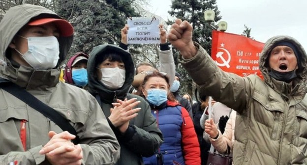 Участники шествия в Краснодаре требуют свободы политзаключенным. 31 января 2021 года. Фото Анны Грицевич для "Кавказского узла". Участники шествия в Краснодаре требуют свободы политзаключенным. 31 января 2021 года. Фото Анны Грицевич для "Кавказского узла".