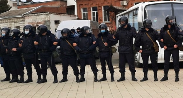 Силовики следят за акцией сторонников Навального. Краснодар, 31 января 2021 года. Фото Анны Грицевич для "Кавказского узла". Силовики следят за акцией сторонников Навального. Краснодар, 31 января 2021 года. Фото Анны Грицевич для "Кавказского узла".