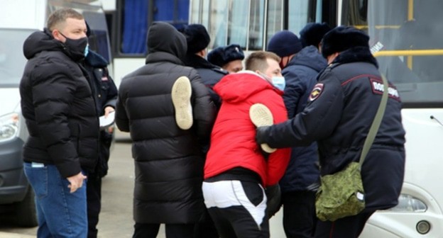 Люди в штатском помогают силовикам задерживать участников акции протеста. Краснодар, 31 января 2021 года. Фото Анны Грицевич для "Кавказского узла". Люди в штатском помогают силовикам задерживать участников акции протеста. Краснодар, 31 января 2021 года. Фото Анны Грицевич для "Кавказского узла".