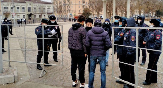 Полицейские ведут разговор с пришедшими на площадь молодыми людьми. Астрахань, 31 января 2021 года. Фото Алены Садовской для "Кавказского узла" Полицейские ведут разговор с пришедшими на площадь молодыми людьми. Астрахань, 31 января 2021 года. Фото Алены Садовской для "Кавказского узла"