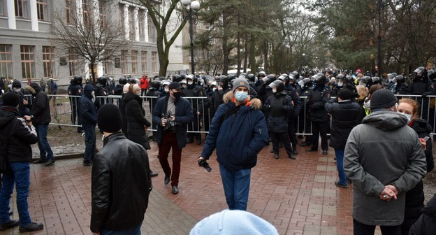 Полиция перегородила улицу перед участниками акции. Фото Константина Волгина для "Кавказского узла" Полиция перегородила улицу перед участниками акции. Фото Константина Волгина для "Кавказского узла"