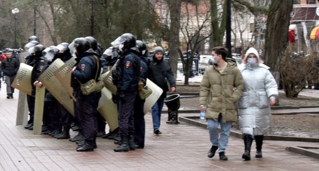 Полиция перегородила улицу перед участниками акции в Ростове-на-Дону. Фото Константина Волгина для "Кавказского узла" Полиция перегородила улицу перед участниками акции в Ростове-на-Дону. Фото Константина Волгина для "Кавказского узла"