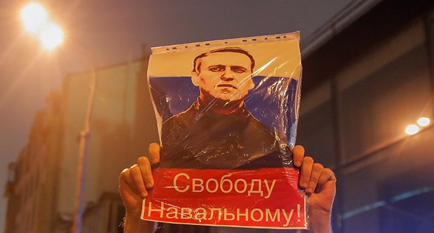 Плакат участника акции в поддержку Навального. 23 января 2021 г. Фото: REUTERS/Maxim Shemetov Плакат участника акции в поддержку Навального. 23 января 2021 г. Фото: REUTERS/Maxim Shemetov