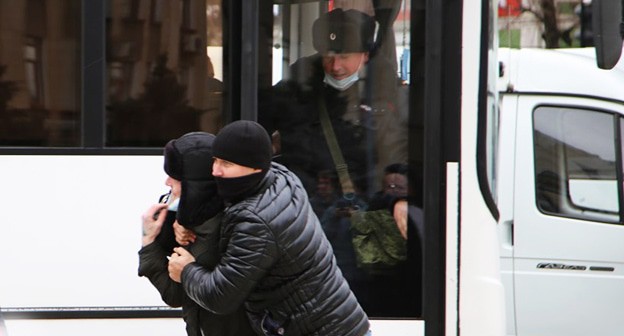 Люди в штатском помогают силовикам задерживать участников акции протеста. Краснодар, 31 января 2021 года. Фото Анны Грицевич для "Кавказского узла". Люди в штатском помогают силовикам задерживать участников акции протеста. Краснодар, 31 января 2021 года. Фото Анны Грицевич для "Кавказского узла".