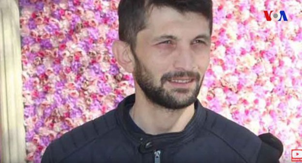 Полад Асланов. Кадр видео Youtube-канала Amerikanın Səsi
https://www.youtube.com/watch?v=p-8biHhxt2M Полад Асланов. Кадр видео Youtube-канала Amerikanın Səsi
https://www.youtube.com/watch?v=p-8biHhxt2M