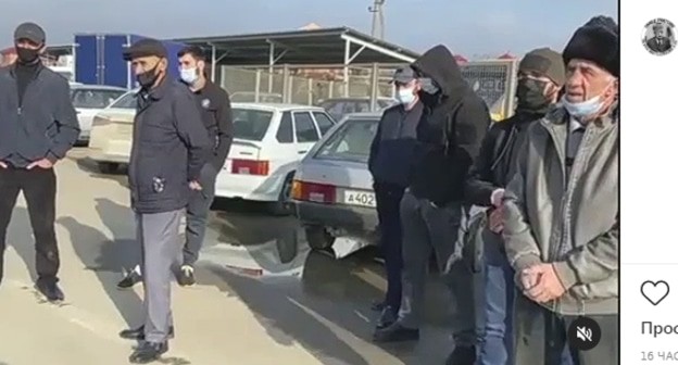 Беседа полицейских Урус-Мартановского района с водителями, нарушившими правила дорожного движения.. Автомобили Скриншот публикации https://www.instagram.com/p/CKwab8EF_ut/ Беседа полицейских Урус-Мартановского района с водителями, нарушившими правила дорожного движения.. Автомобили Скриншот публикации https://www.instagram.com/p/CKwab8EF_ut/