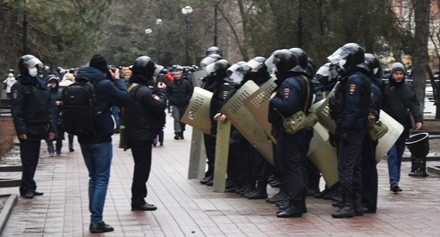 Сотрудники полиции. Ростов-на-Дону, 31 января 2021 года. Фото Вячеслава Волгина для "Кавказского узла" Сотрудники полиции. Ростов-на-Дону, 31 января 2021 года. Фото Вячеслава Волгина для "Кавказского узла"
