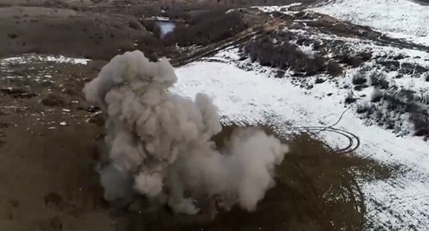 Уничтожение мины в Нагорном Карабахе. Фото пресс-службы МО России http://mil.ru/russian_peacekeeping_forces/news/more.htm?id=12341849@egNews Уничтожение мины в Нагорном Карабахе. Фото пресс-службы МО России http://mil.ru/russian_peacekeeping_forces/news/more.htm?id=12341849@egNews