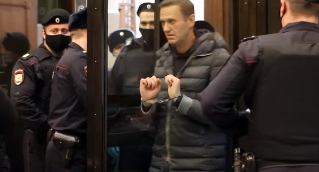 Алексей Навальный в зале суда, 2 февраля 2021 года. Кадр видео: пресс-служба Мосгорсуда Алексей Навальный в зале суда, 2 февраля 2021 года. Кадр видео: пресс-служба Мосгорсуда