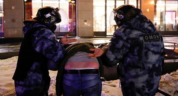 Сотрудники полиции задерживают активиста. Москва, 2 февраля 2021 г. Фото: REUTERS/Maxim Shemetov Сотрудники полиции задерживают активиста. Москва, 2 февраля 2021 г. Фото: REUTERS/Maxim Shemetov