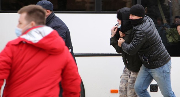 Люди в штатском задерживают активиста на улицах Краснодара. 31 января 2021 г. Фото Анны Грицевич для "Кавказского узла" Люди в штатском задерживают активиста на улицах Краснодара. 31 января 2021 г. Фото Анны Грицевич для "Кавказского узла"
