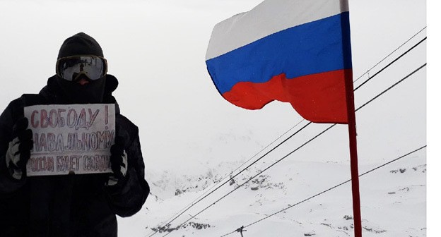 Даниил Двинских с плакатом в поддержку Навального на Эльбрусе. 31 января 2021 года. Скриншот сообщения в соцсети "ВКонтакте". https://vk.com/dvinskikh_d Даниил Двинских с плакатом в поддержку Навального на Эльбрусе. 31 января 2021 года. Скриншот сообщения в соцсети "ВКонтакте". https://vk.com/dvinskikh_d