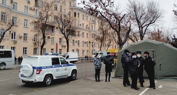 Сотрудники полиции на площади Ленина во время митинга в поддержку Навального. Астрахань, 31 января 2021 года. Фото Алены Садовской для "Кавказского узла" Сотрудники полиции на площади Ленина во время митинга в поддержку Навального. Астрахань, 31 января 2021 года. Фото Алены Садовской для "Кавказского узла"